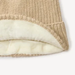 Babymuts met pompon en geborduurde berenkop