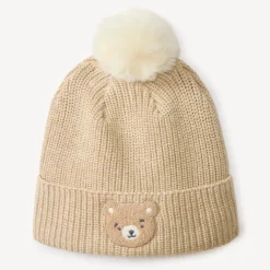 Babymuts met pompon en geborduurde berenkop