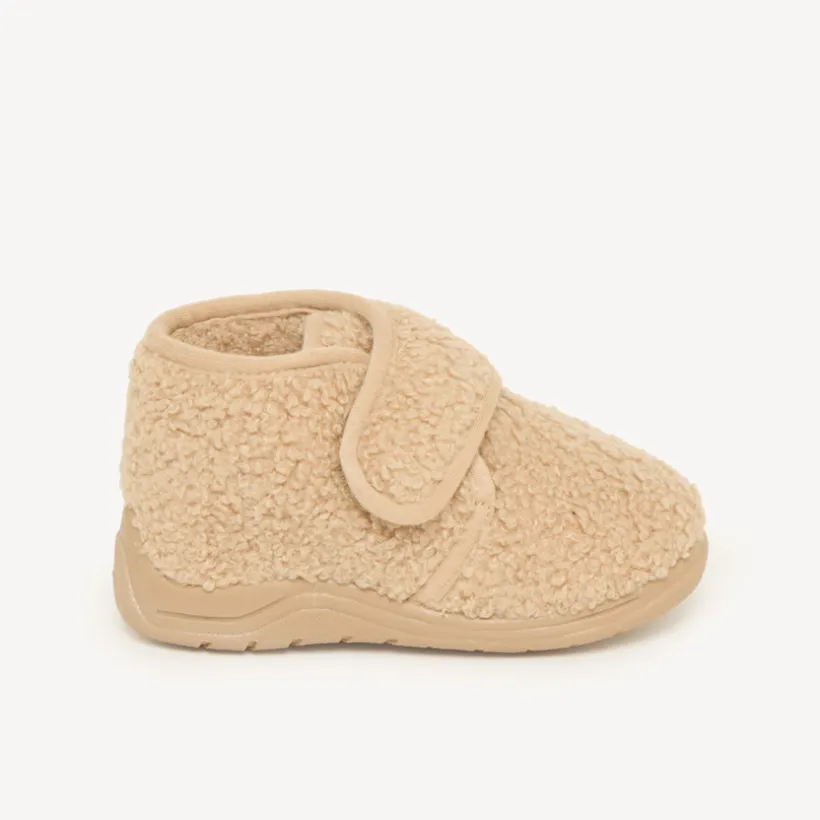 Babyslofjes met klittenbandsluiting in bouclette stof