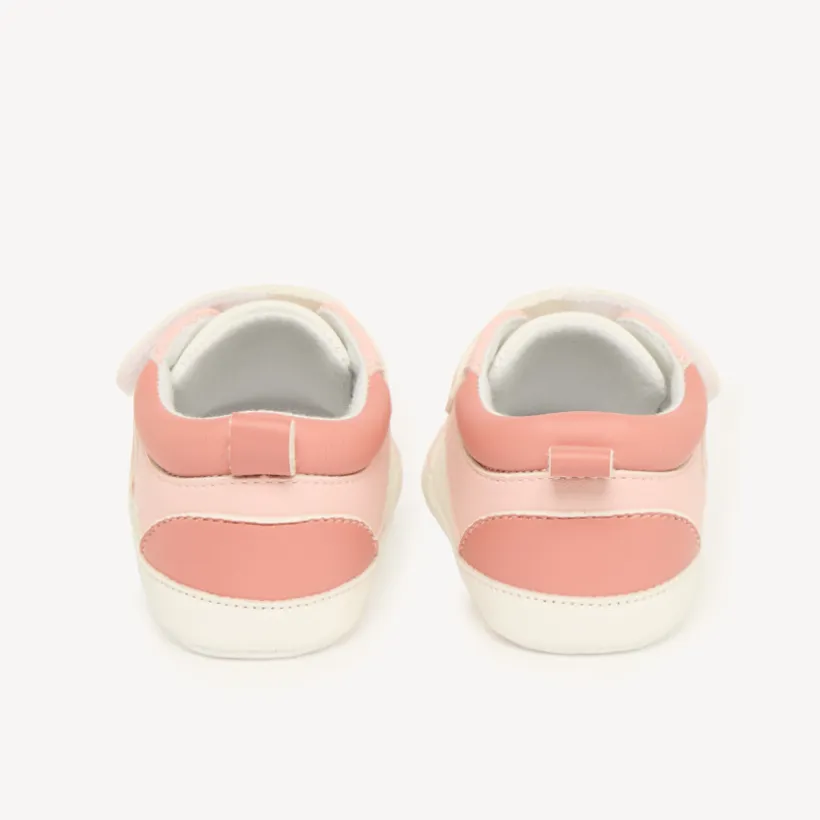 Baskets meisjes met harten, elastische veters en klittenband.