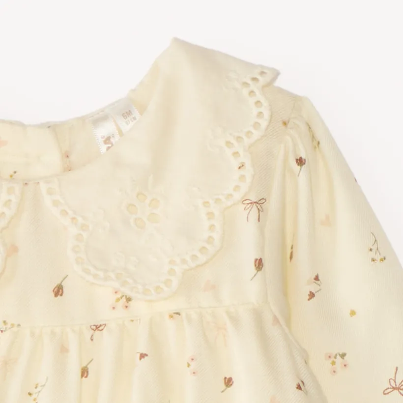 Bloemige jurk voor baby meisje met Engelse borduurrand.