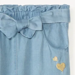 Broek met geborduurde hartjes en strikriem voor meisjesbaby