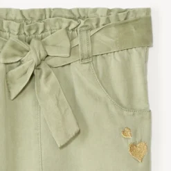 Broek met geborduurde hartjes en strikriem voor meisjesbaby
