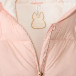 Donsjas mouwloos met speelse kap voor babymeisje