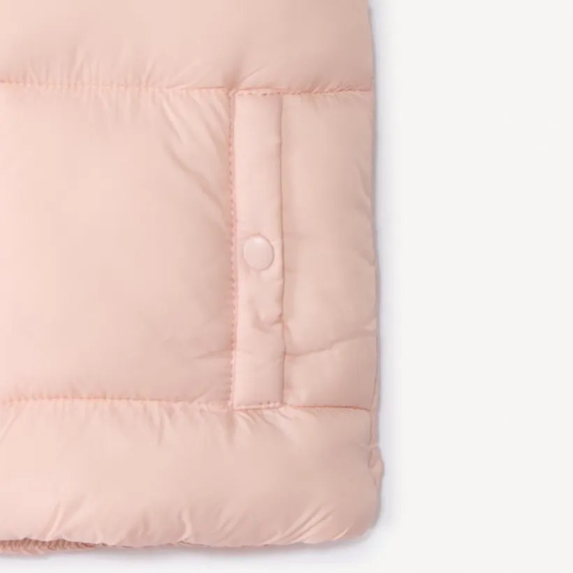 Donsjas mouwloos met speelse kap voor babymeisje