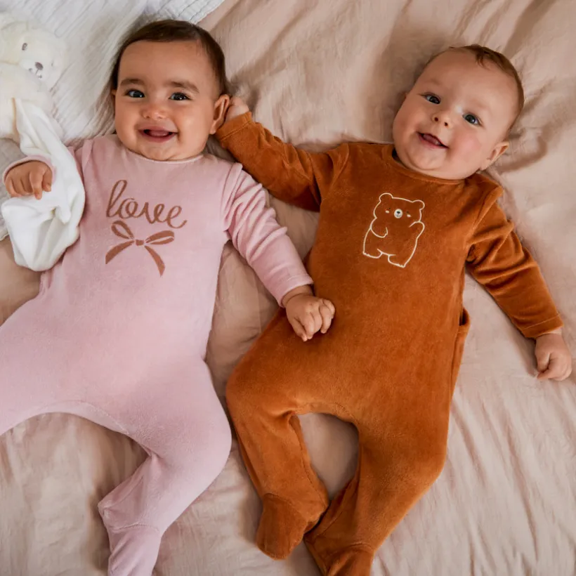 Dors-bien voor babyjongens in schattige fluwelen print.