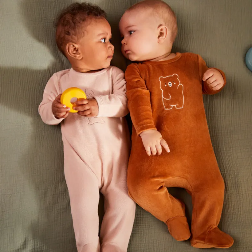 Dors-bien voor babyjongens in schattige fluwelen print.