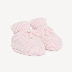 Een paar effen gebreide babyslofjes meisjes