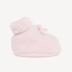 Een paar effen gebreide babyslofjes meisjes