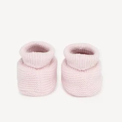 Een paar effen gebreide babyslofjes meisjes