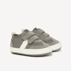 Flexibele lage sneakers met contrasterende band voor babyjongens