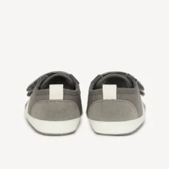 Flexibele lage sneakers met contrasterende band voor babyjongens