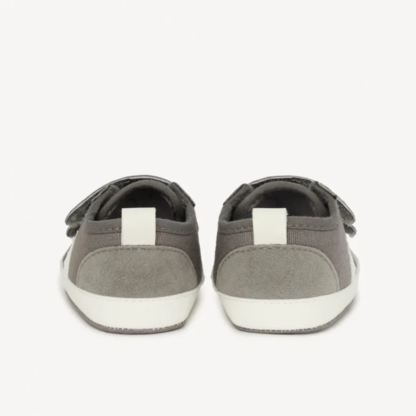Flexibele lage sneakers met contrasterende band voor babyjongens
