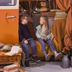 Gebreide trui met vlechteffect en tweekleurige biezen jongens