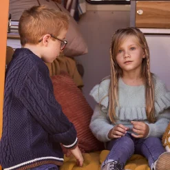 Gebreide trui met vlechteffect en tweekleurige biezen jongens