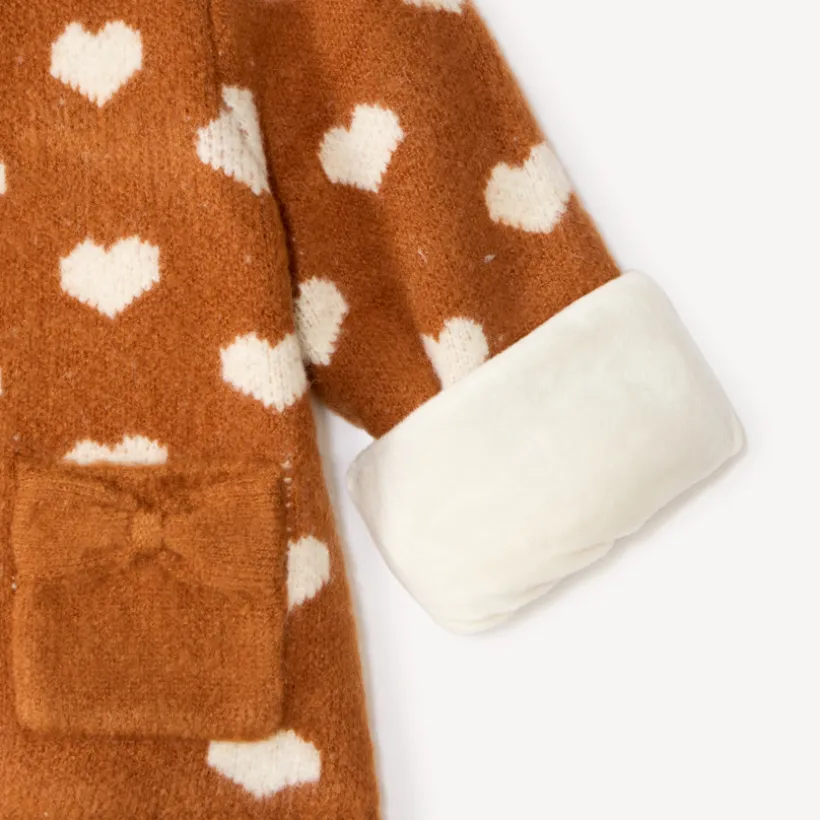 Gebreide vest voor babymeisjes met hartmotief