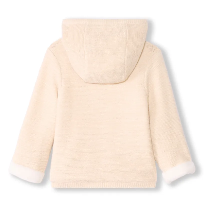 Gebreid vestje met kap en hartborduursel voor babymeisje