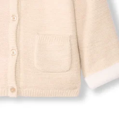 Gebreid vestje met kap en hartborduursel voor babymeisje