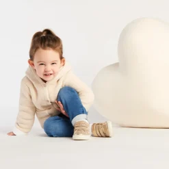Gebreid vestje met kap en hartborduursel voor babymeisje