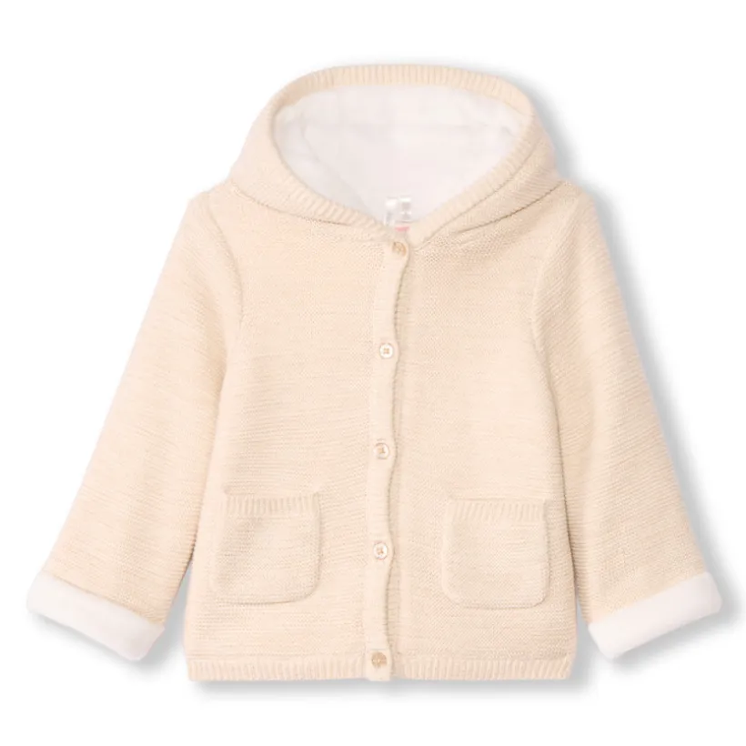 Gebreid vestje met kap en hartborduursel voor babymeisje