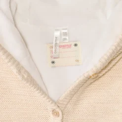 Gebreid vestje met kap en hartborduursel voor babymeisje