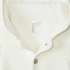 Gebreid vestje met kap voor baby in effen ecru kleur