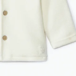 Gebreid vestje met kap voor baby in effen ecru kleur