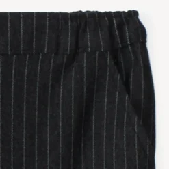 Gestreepte baby jongensbroek met elastische taille.