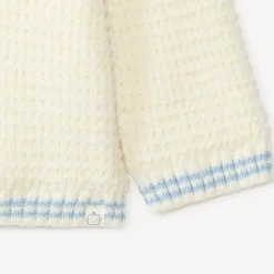 Gilet voor babyjongen in honingraat breimotief