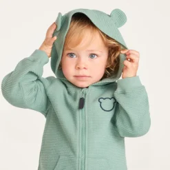 Gilet voor babyjongen van honingraatstof met berenkap.