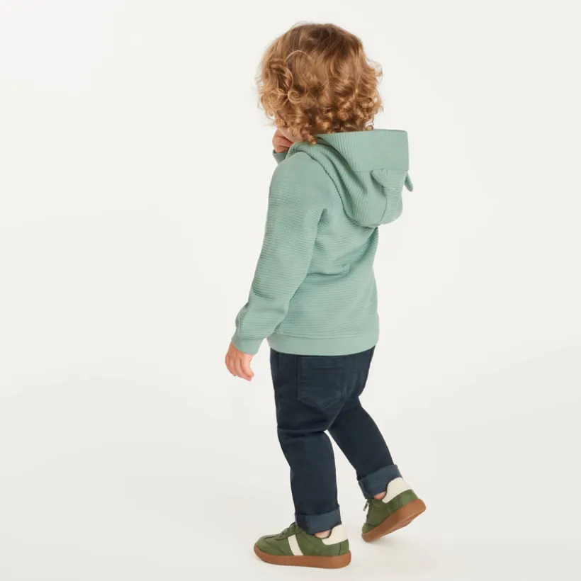 Gilet voor babyjongen van honingraatstof met berenkap.