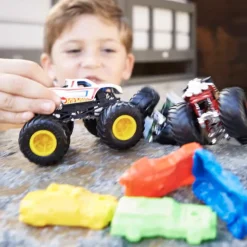 Hot Wheels Monster Trucks metalen voertuig 1:64 met verpletterde auto, willekeurig model