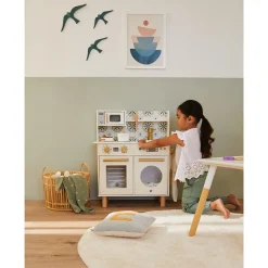 Houten keuken met keukengerei - ecru