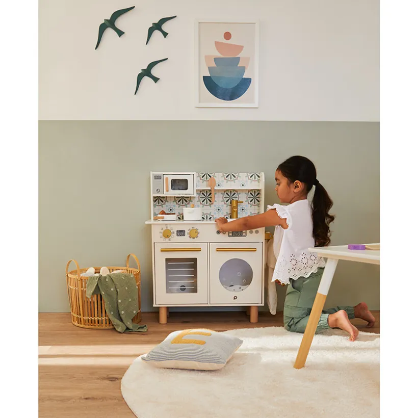 Houten keuken met keukengerei - ecru