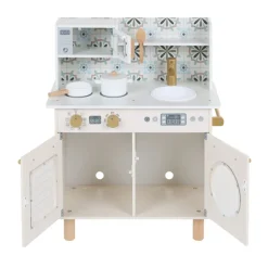 Houten keuken met keukengerei - ecru