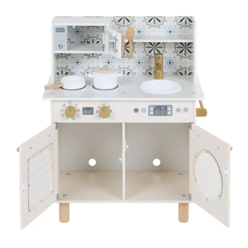 Houten keuken met keukengerei - ecru
