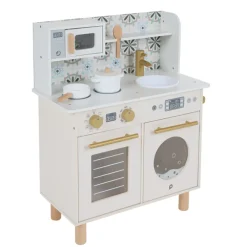 Houten keuken met keukengerei - ecru