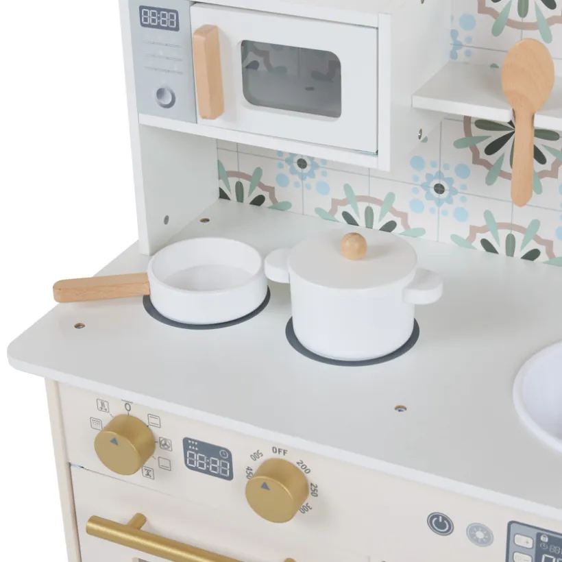 Houten keuken met keukengerei - ecru