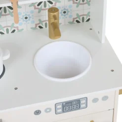 Houten keuken met keukengerei - ecru