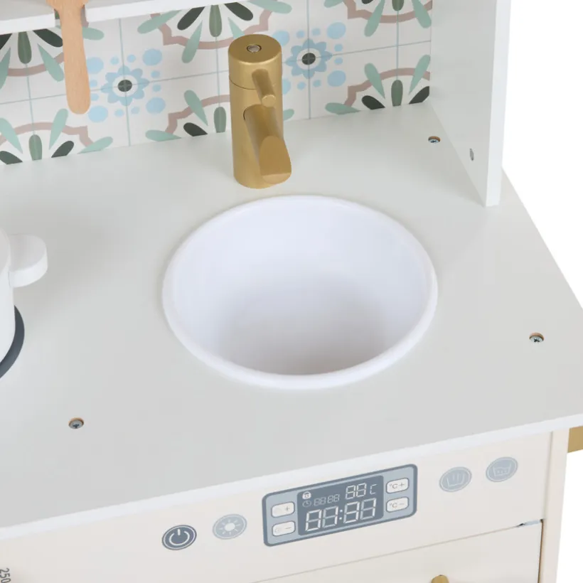 Houten keuken met keukengerei - ecru