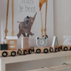 Houten letter B met magneten voor kleurrijke treinbouw