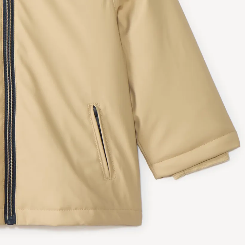 Jas van gum voor babyjongen, gevoerd met microfleece en met een capuchon met oortjes.