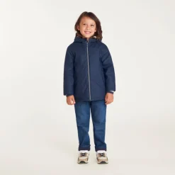Jongens parka van rubber, gevoerd met microfleece en met capuchon.