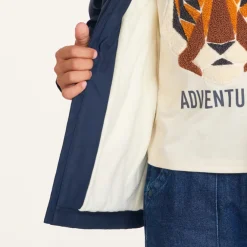 Jongens parka van rubber, gevoerd met microfleece en met capuchon.