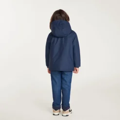 Jongens parka van rubber, gevoerd met microfleece en met capuchon.
