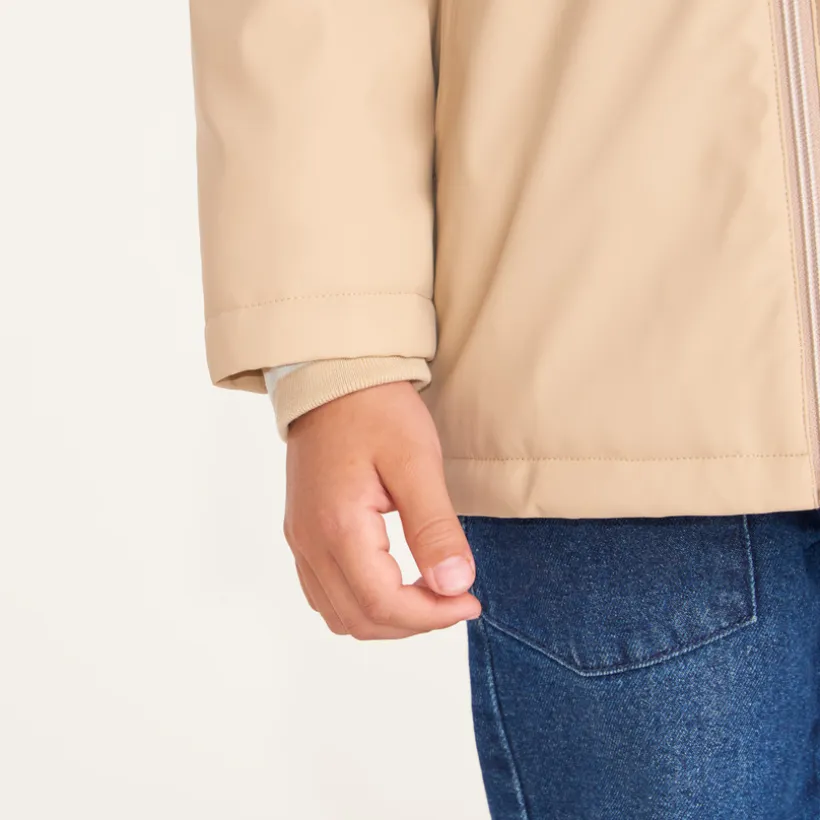 Jongens parka van rubber, gevoerd met microfleece en met capuchon.