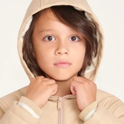 Jongens parka van rubber, gevoerd met microfleece en met capuchon.