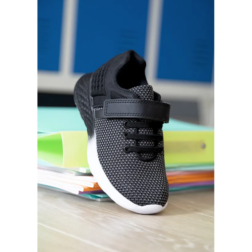 Kindersportschoenen jongens van netstof met tweekleurige zool