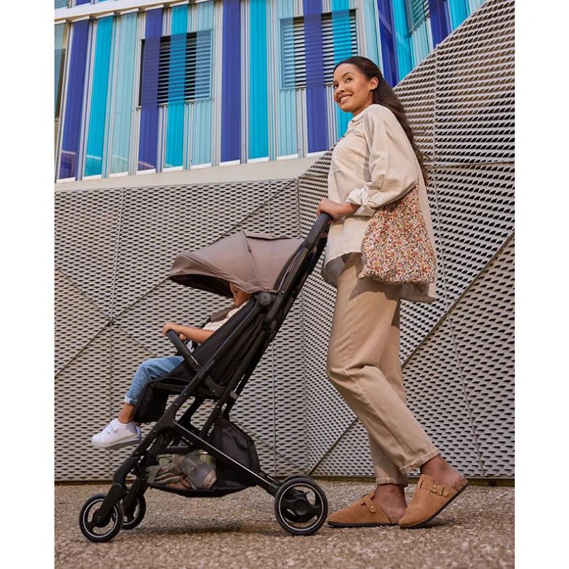 Kinderwagen Aria Plus zwart, volledig verstelbaar met XXL kap en zwenkwielen