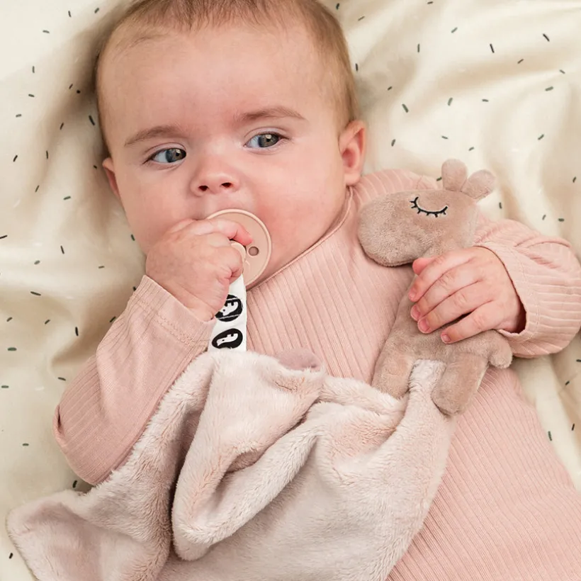Knuffel-dekentje & fopspeenhouder Raffi Rose 28x28 cm